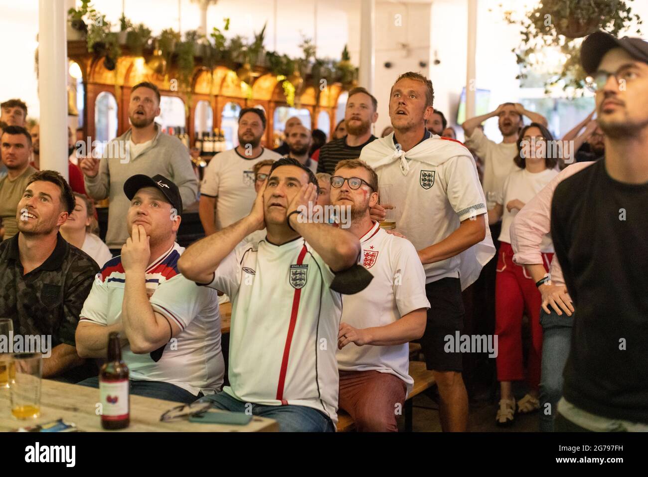 Tifosi di calcio inglesi che guardano la finale EURO20 tra Inghilterra e Italia in un pub a Vauxhall, Londra, Inghilterra, Regno Unito Foto Stock