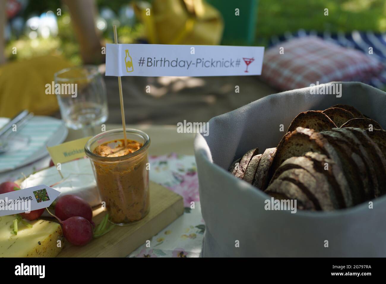 Compleanno Picknick draußen im Sommer, Party, Brunch, Essen, Frühstück im Garten Foto Stock