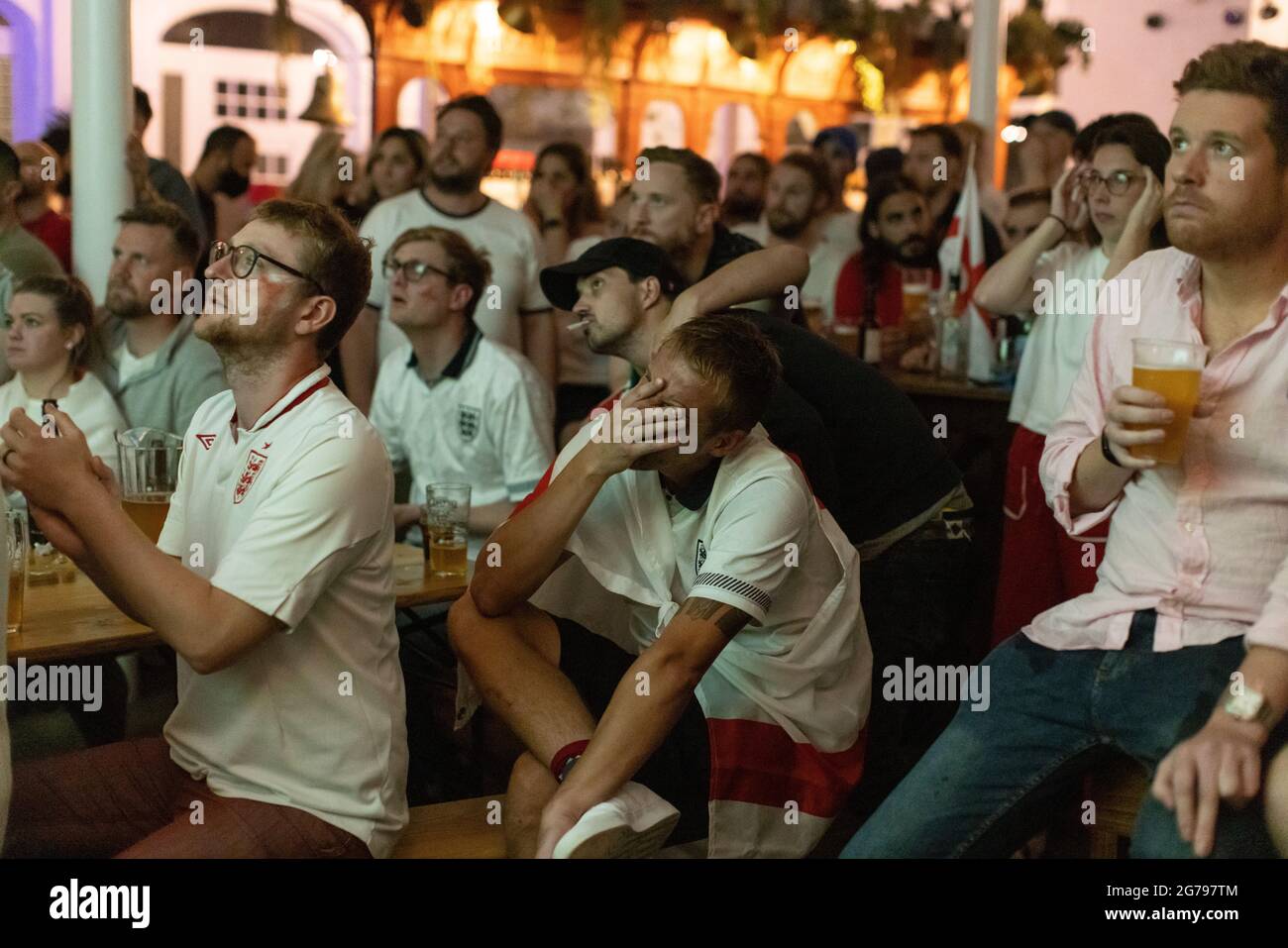 Tifosi di calcio inglesi che guardano la finale EURO20 tra Inghilterra e Italia in un pub a Vauxhall, Londra, Inghilterra, Regno Unito Foto Stock