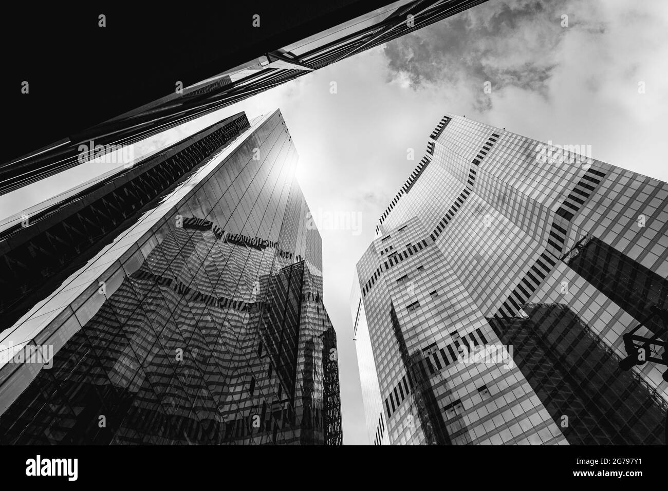 Città di Londra, quartiere finanziario, foto di architettura, edifici di banche, connessione di vecchio e moderno, vista del quartiere finanziario sul Tamigi, vetro specchiato, finestre frontali, edifici per uffici Foto Stock