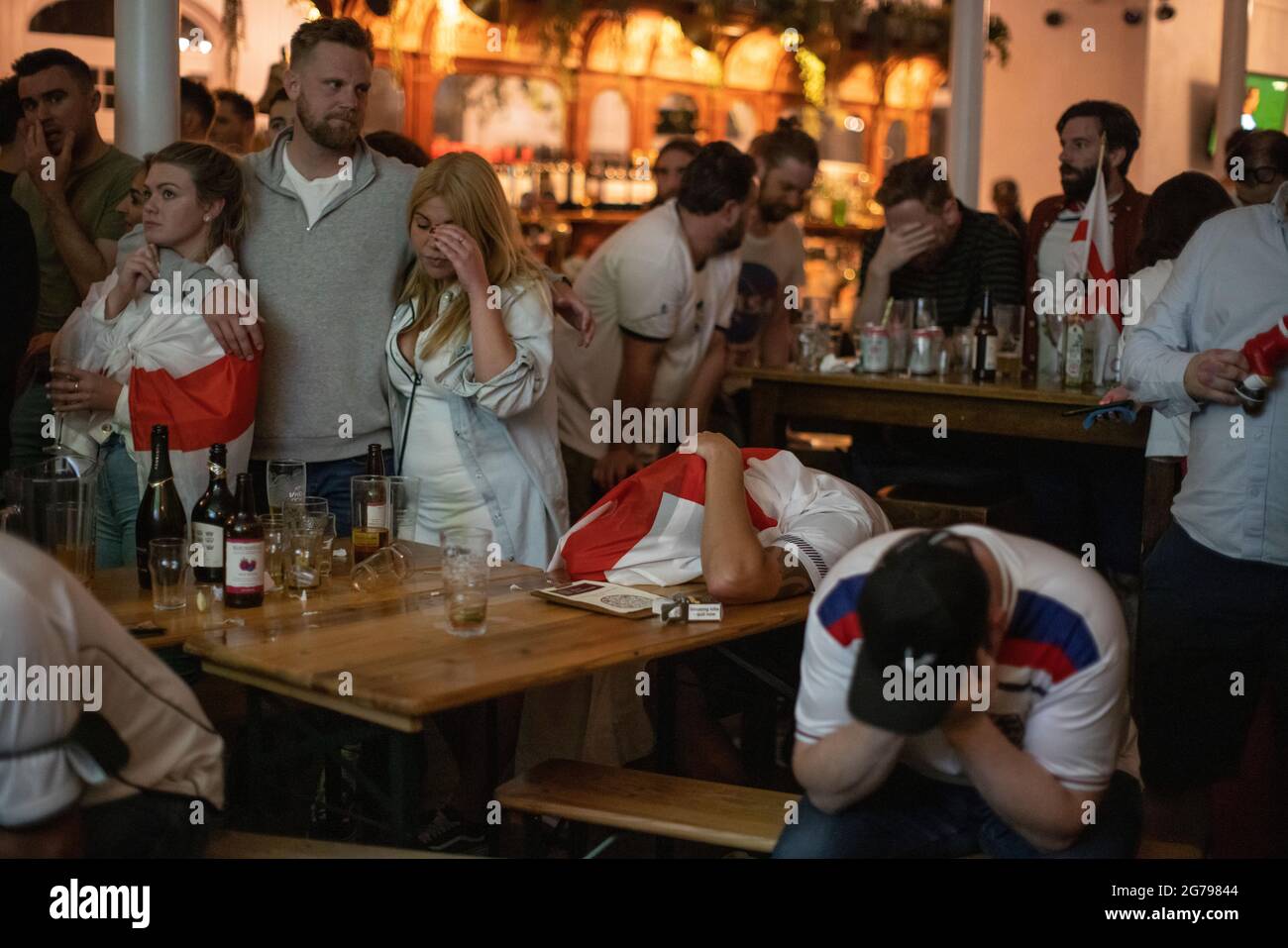 Tifosi di calcio inglesi che guardano la finale EURO20 tra Inghilterra e Italia in un pub a Vauxhall, Londra, Inghilterra, Regno Unito Foto Stock