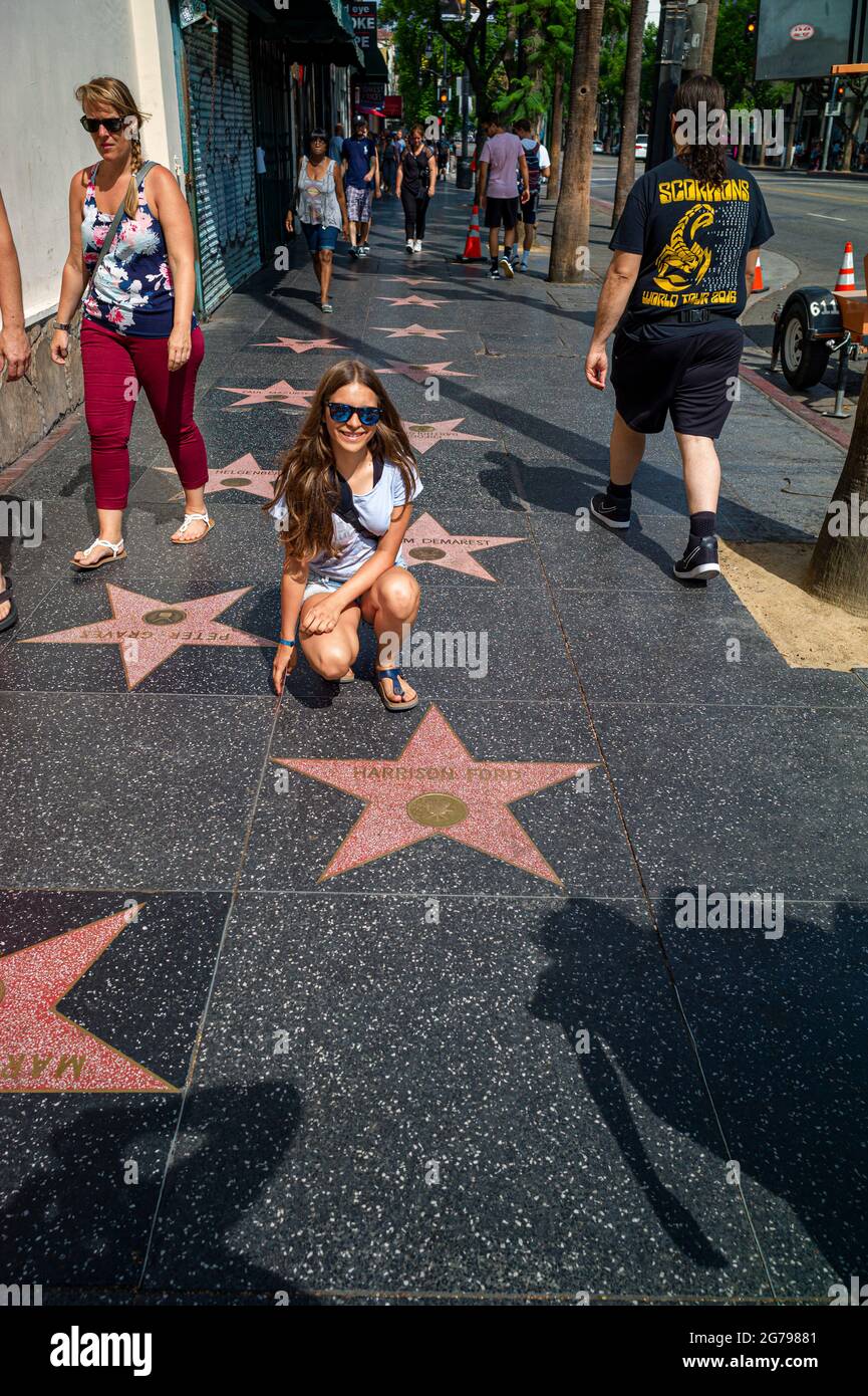 Una ragazza caucasica, 15-20 anni al Sunset Strip di Holywood di fronte ad una stella, Los Angeles, California, USA Foto Stock