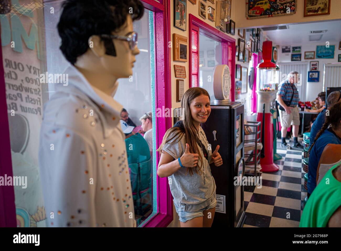Caucasica ragazza, 15-20 anni in un americano-tipico Diner Foto Stock