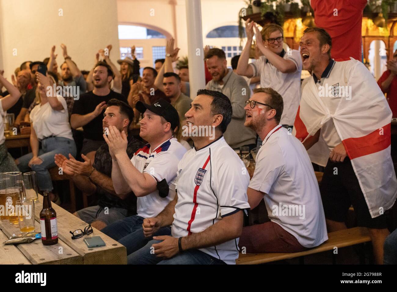 Tifosi di calcio inglesi che guardano la finale EURO20 tra Inghilterra e Italia in un pub a Vauxhall, Londra, Inghilterra, Regno Unito Foto Stock