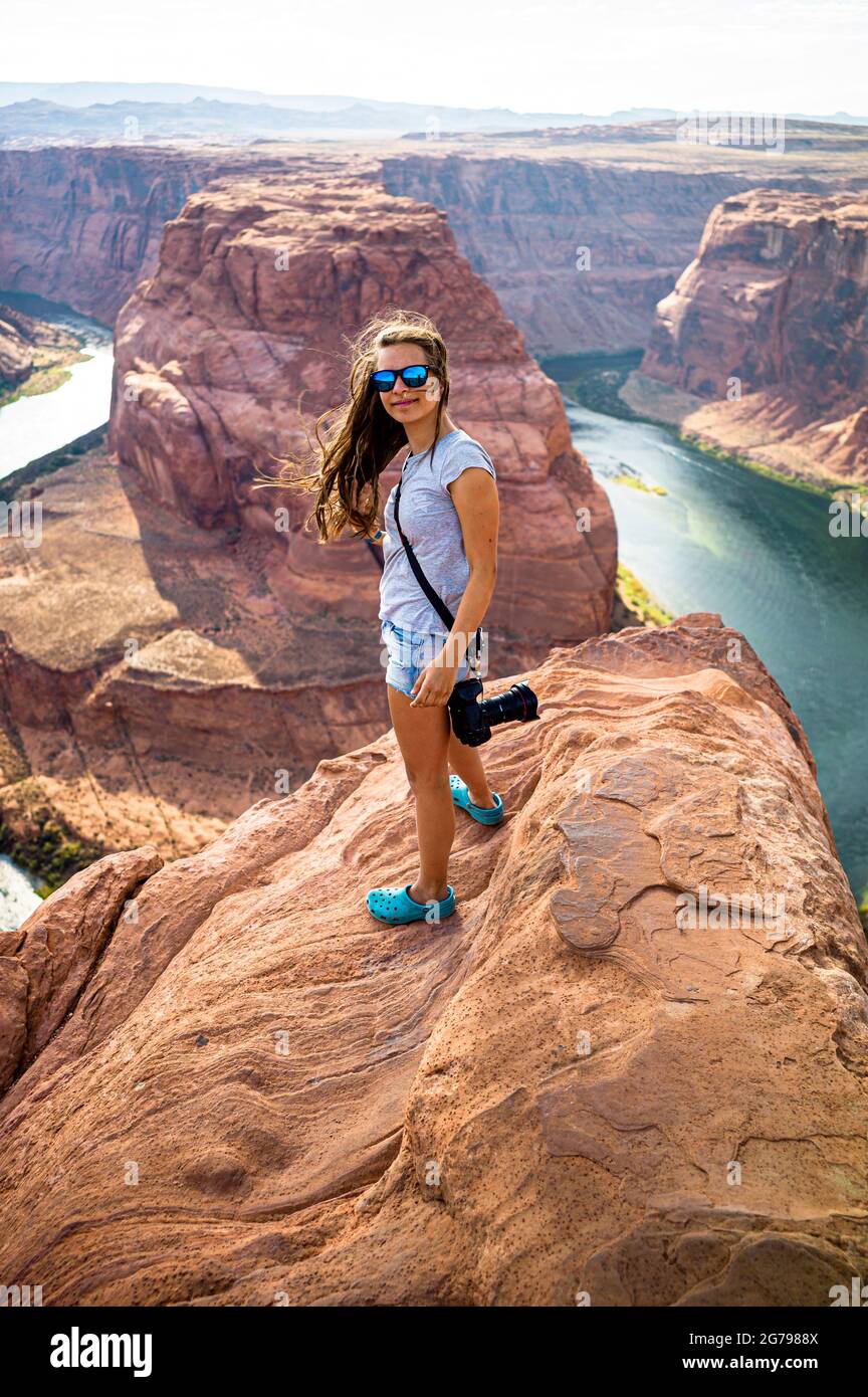 Caucasica ragazza, 15-20 anni sul bordo di Horseshoe Bend, Arizona, Stati Uniti Foto Stock