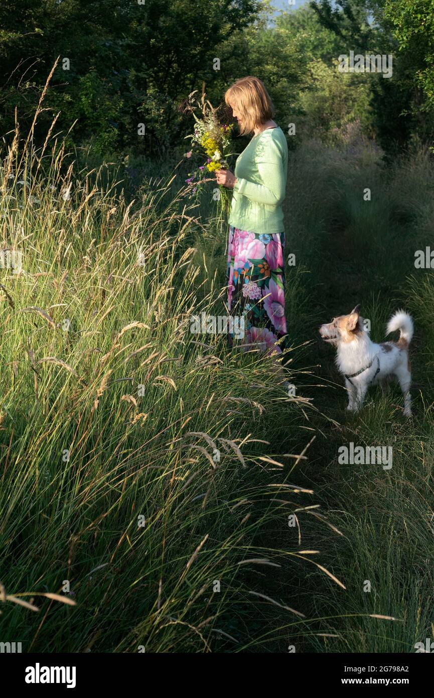Donna con cane in natura;Bulgaria; Foto Stock