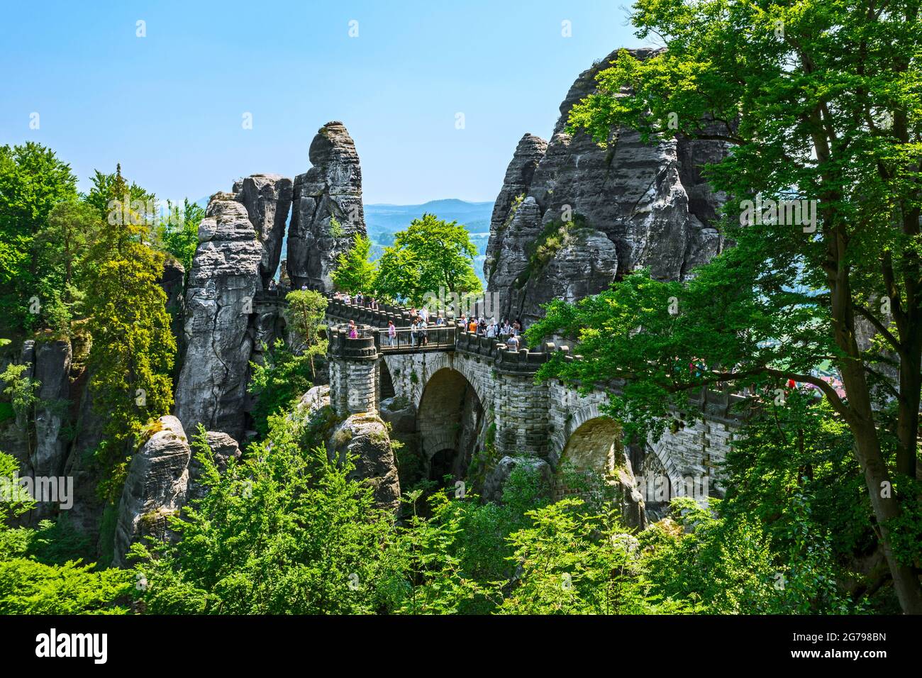 Il Bastei è una formazione rocciosa con una piattaforma di osservazione in Svizzera sassone sulla riva destra dell'Elba nella zona del comune di Lohmen. E' una delle attrazioni turistiche più popolari della Svizzera sassone. Foto Stock
