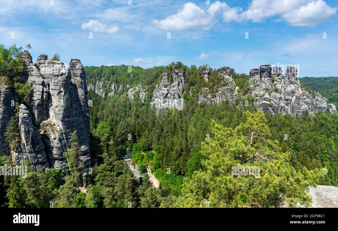 Il Bastei è una formazione rocciosa con una piattaforma di osservazione in Svizzera sassone sulla riva destra dell'Elba nella zona del comune di Lohmen. E' una delle attrazioni turistiche più popolari della Svizzera sassone. Giù nel Wehlgrund il rathen rock palcoscenico Foto Stock