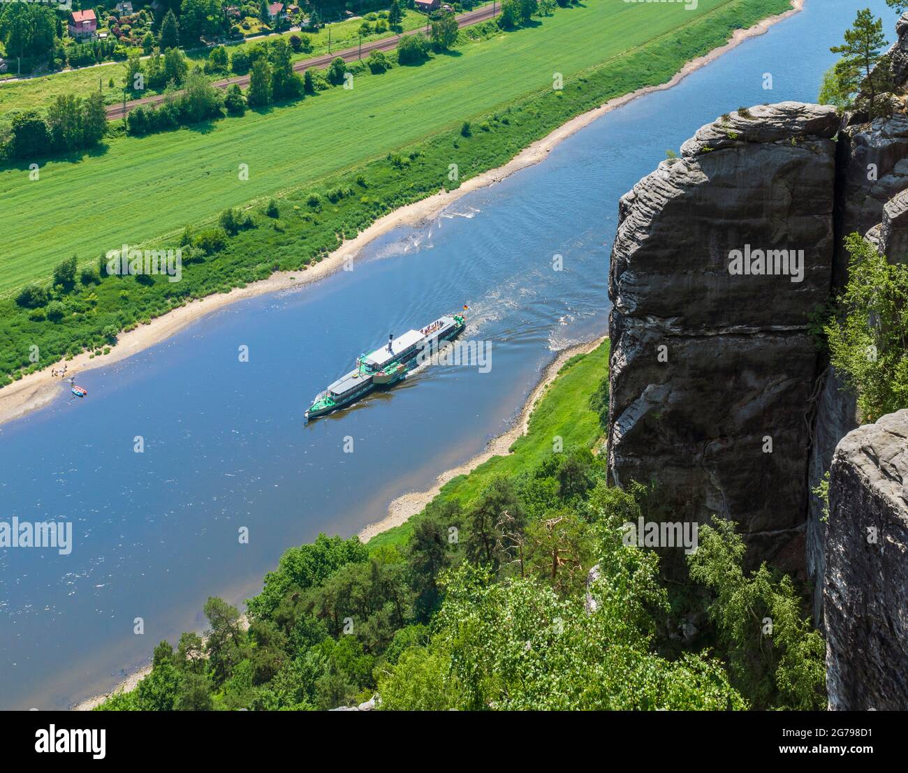 Il Bastei è una formazione rocciosa con una piattaforma di osservazione in Svizzera sassone sulla riva destra dell'Elba nella zona del comune di Lohmen. E' una delle attrazioni turistiche più popolari della Svizzera sassone. Vista dal bastione Foto Stock