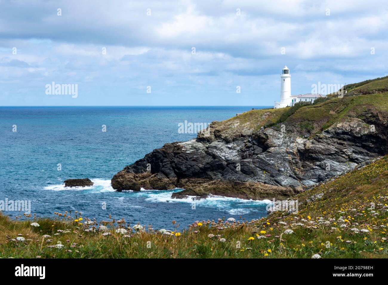 Trevose Head, Cornovaglia, Regno Unito con il faro sullo sfondo Foto Stock