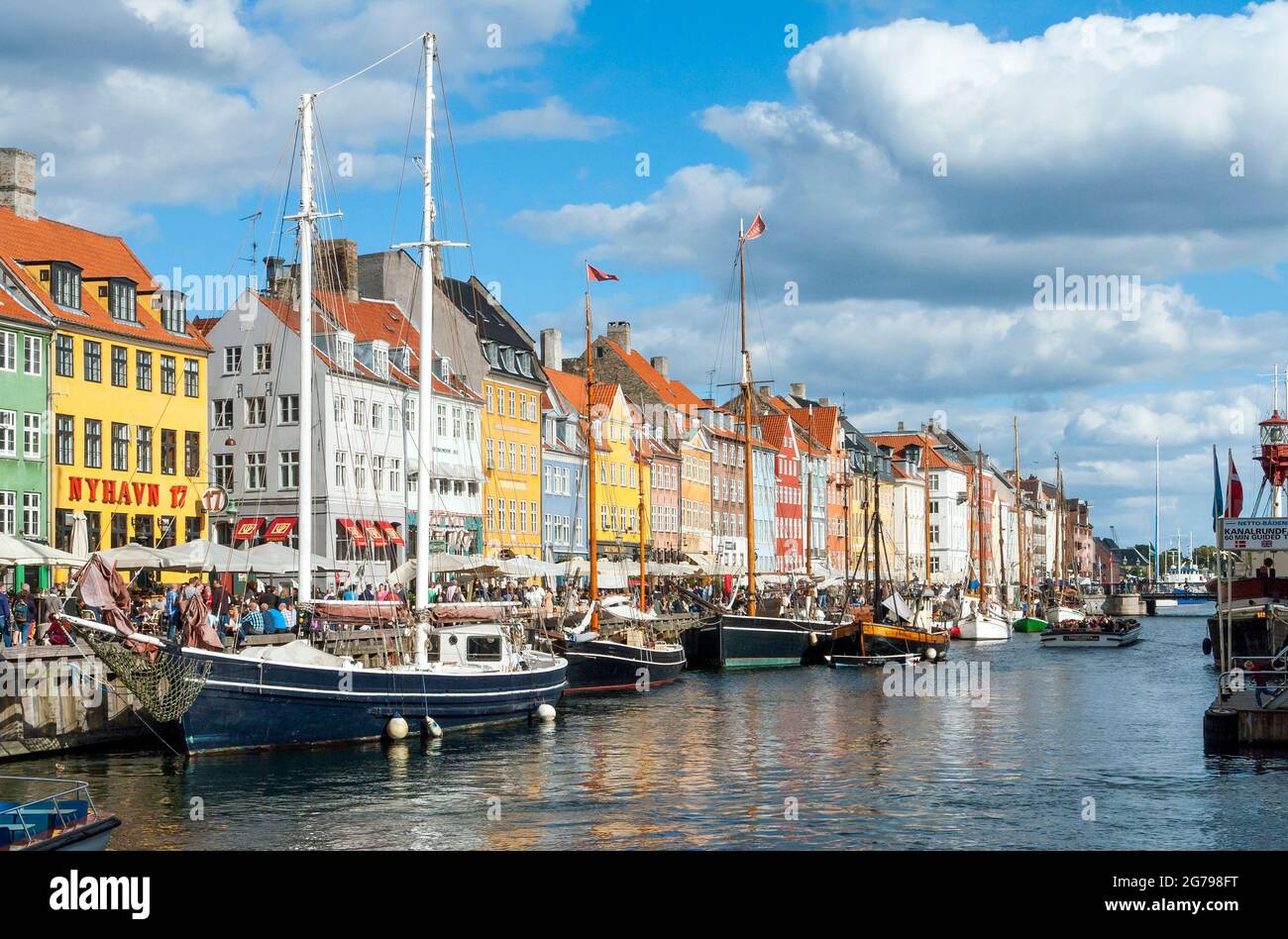 Danimarca, Isola della Zelanda / Sjaelland, Copenhagen, Nyhavn, Porto nuovo a Copenhagen, colorate case timpano lungo il canale, attrazione turistica tour del porto, quartiere turistico di intrattenimento. Foto Stock