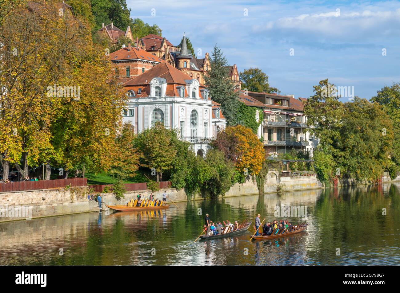 Germania, Baden-Wuerttemberg, Tübingen, in un bellissimo giorno d'autunno nel mese di ottobre, molte persone si divertono in una gita in barca con il punt sul Neckar. Sulla sponda sinistra l'Università di Musica della Chiesa evangelica di Württemberg. Foto Stock