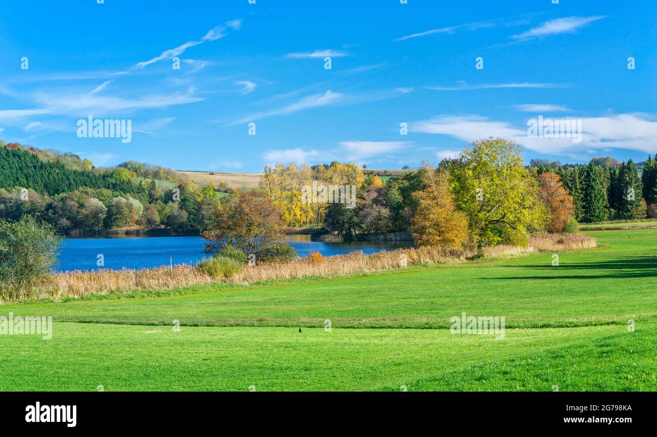 Germania, Baden-Wuerttemberg, Illmensee, paesaggio autunnale a Illmensee. L'Illmensee si trova nell'area FFH 8122-342 'Pfrunger Ried und See bei Illmensee'. Nella riserva naturale si trova l'altopiano del lago dell'era glaciale con l'Illmensee, il Ruschweiler See e il Volzer See. Foto Stock