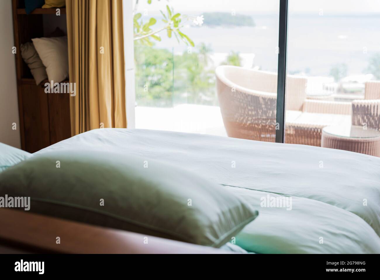 Lenzuola e cuscini a tema verde chiaro dopo le notti sonno.Rest, interni, comfort e concetto di biancheria da letto, Foto Stock