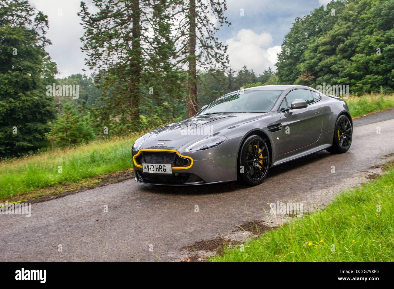 2014 grigio Aston Martin S V12 7 velocità automatico, 5935cc benzina 2dr berlina in rotta KLMC le Auto The Star Show a Holker Hall & Gardens, Grange-over-Sands, Regno Unito Foto Stock
