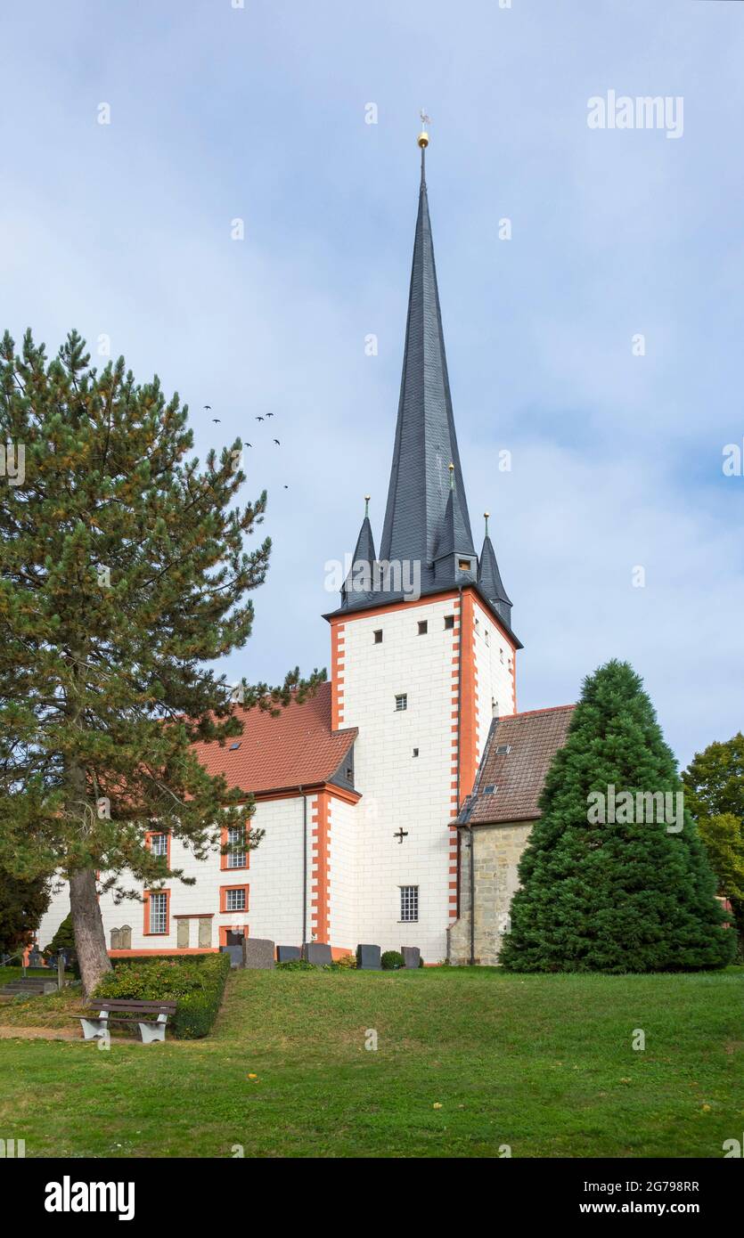 Il punto di riferimento di Fechheim è la torre della chiesa di Michaelskirche alta 48 m. Foto Stock