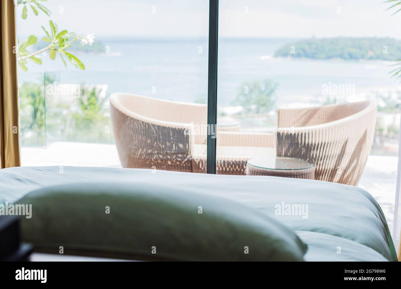 Lenzuola e cuscini a tema verde chiaro dopo le notti sonno.Rest, interni, comfort e concetto di biancheria da letto, Foto Stock