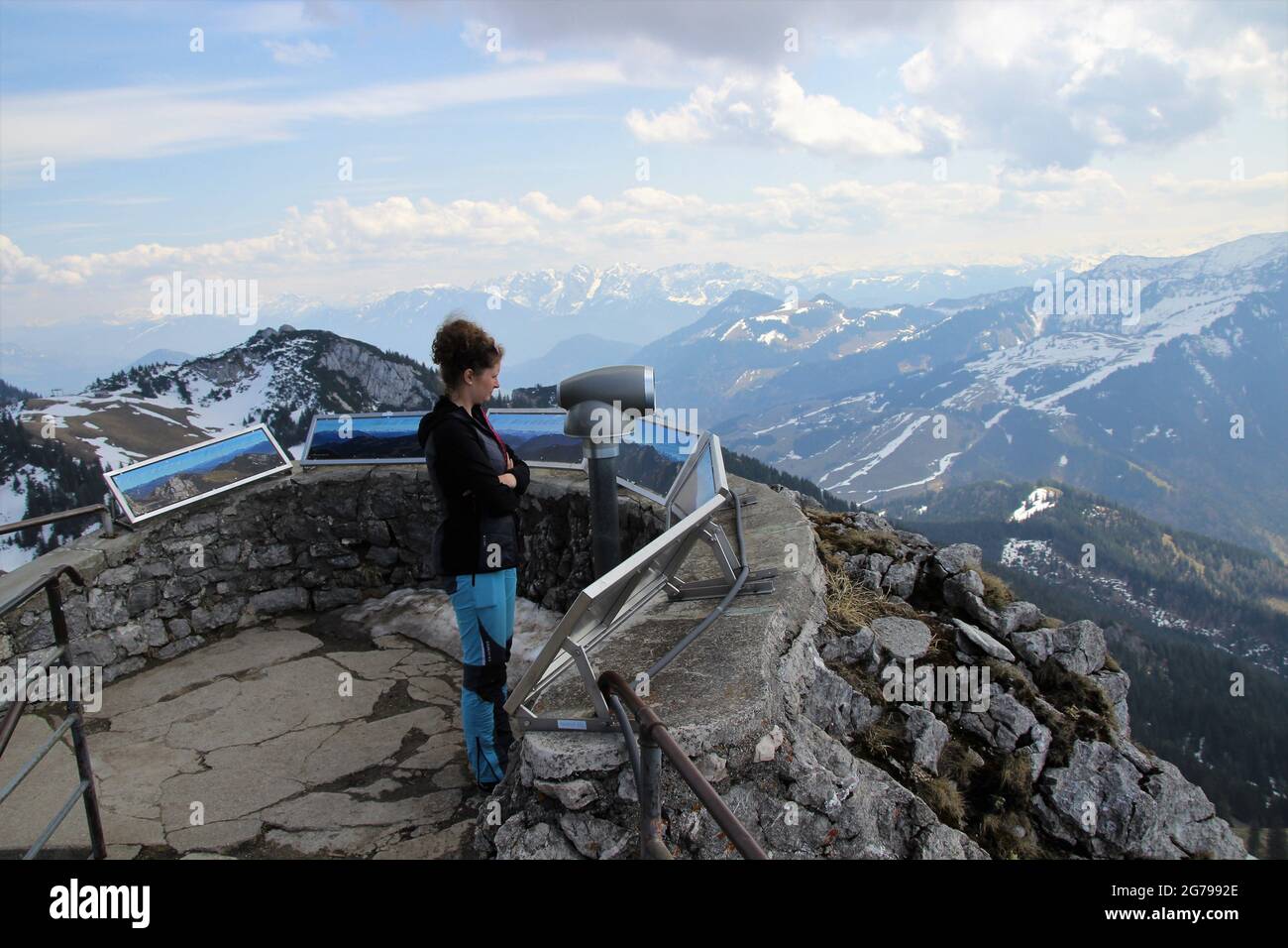 Giovane donna si trova al punto di vista di Wendelstein, Mangfall Mountains, Pre-Alpi, alta Baviera, Baviera, Germania Foto Stock