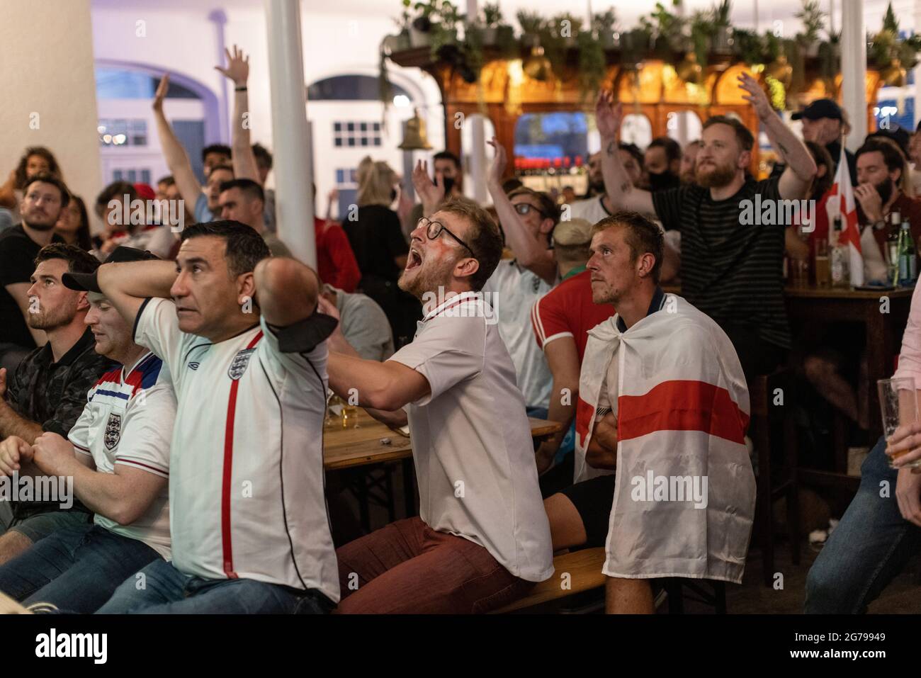 Tifosi di calcio inglesi che guardano la finale EURO20 tra Inghilterra e Italia in un pub a Vauxhall, Londra, Inghilterra, Regno Unito Foto Stock