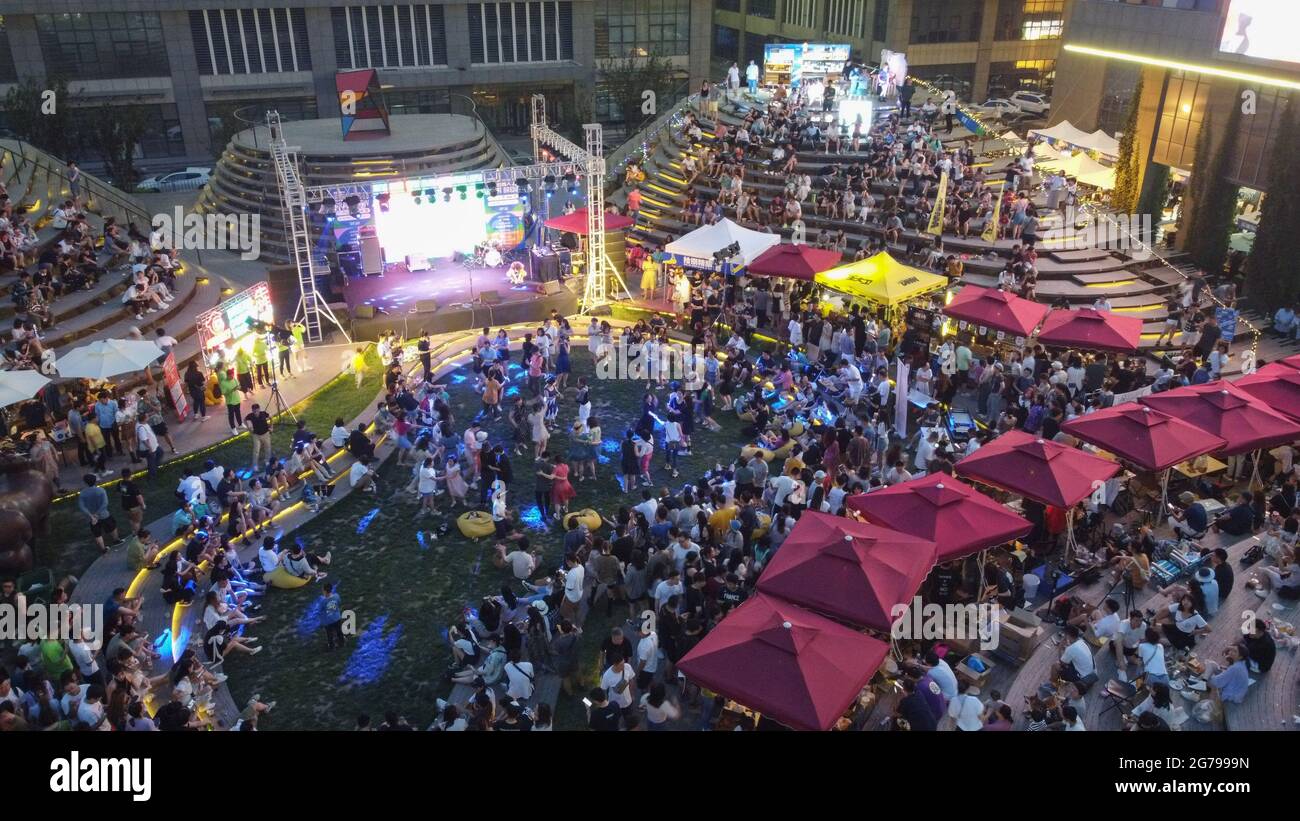 (210712) -- TIANJIN, 12 luglio 2021 (Xinhua) -- Foto aerea scattata il 10 luglio 2021 mostra il luogo di un carnevale bevente nel distretto di Xiqing del Tianjin della Cina del nord. Un carnevale da bere chiamato 'Craft Brew' si è tenuto sabato sulla Wisdom Mountain Hill Square nel quartiere di Xiqing, attirando molti giovani visitatori a venire e giocare. Durante il carnevale, la gente può gustare una collezione di birre artigianali, caffè e cibo provenienti da tutto il mondo. (Foto di Sun Fanyue/Xinhua) Foto Stock