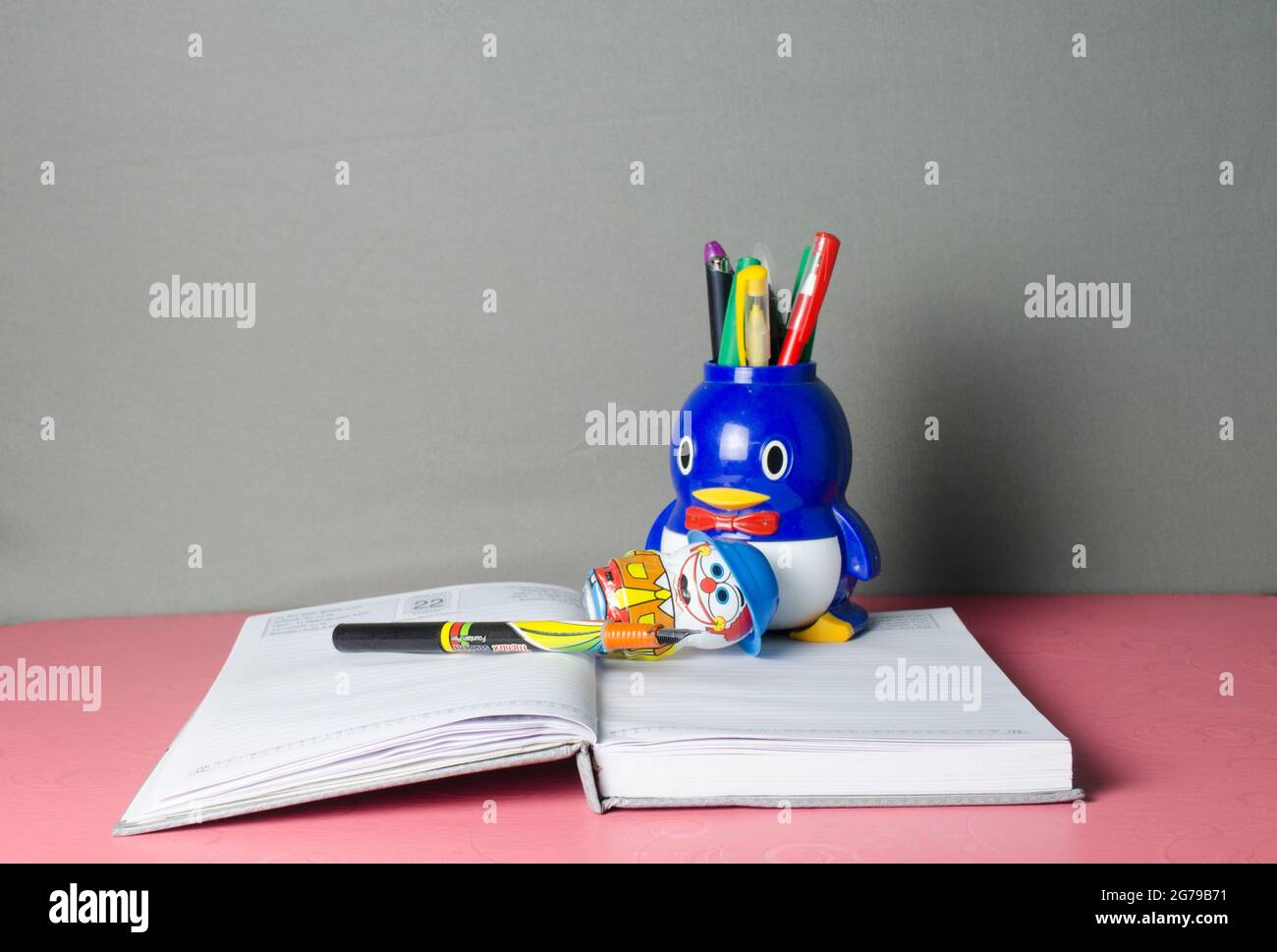 Un piano d'esame con materiali di studio Foto Stock