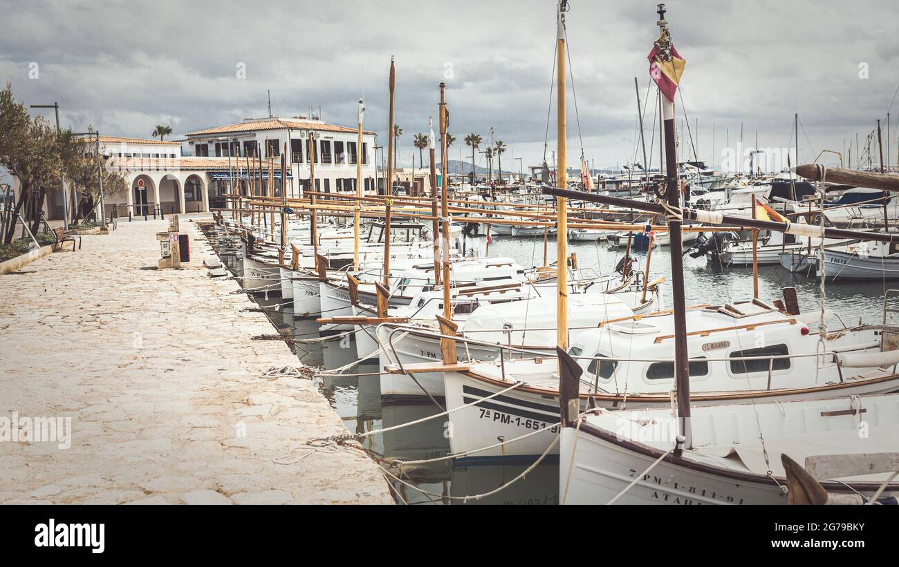 Vista del porto delle barche a Port de Pollenca in un clima di tempesta Foto Stock