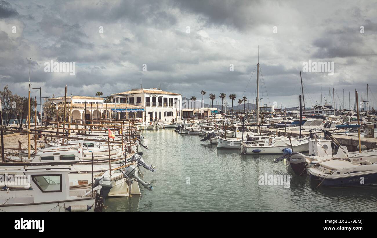 Vista del porto delle barche a Port de Pollenca in un clima di tempesta Foto Stock