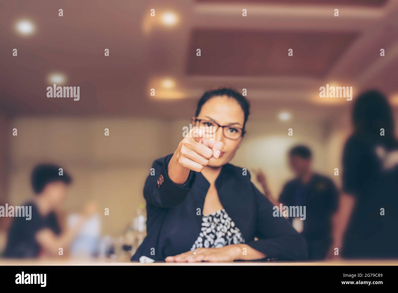 Le donne attraenti che discutono con i colleghi puntano il dito a camera.concetto dell'ordine di lavoro.lavoro il desktop di progetto in linea. Foto Stock