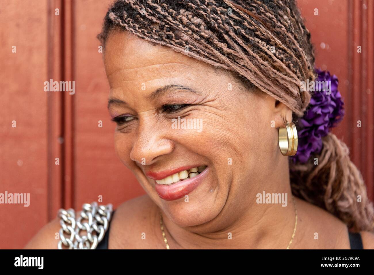 Ritratto della donna cubana sorridente, Holguin, Cuba, novembre 2016 Foto Stock