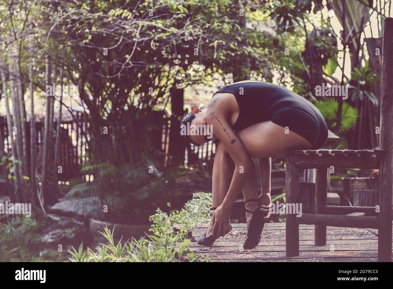 Bella donna medita mentre pratica balletto. Libertà Beauty fitness donna facendo esercizi nel Garden.Concept di lifestyle.Calmness sano an Foto Stock
