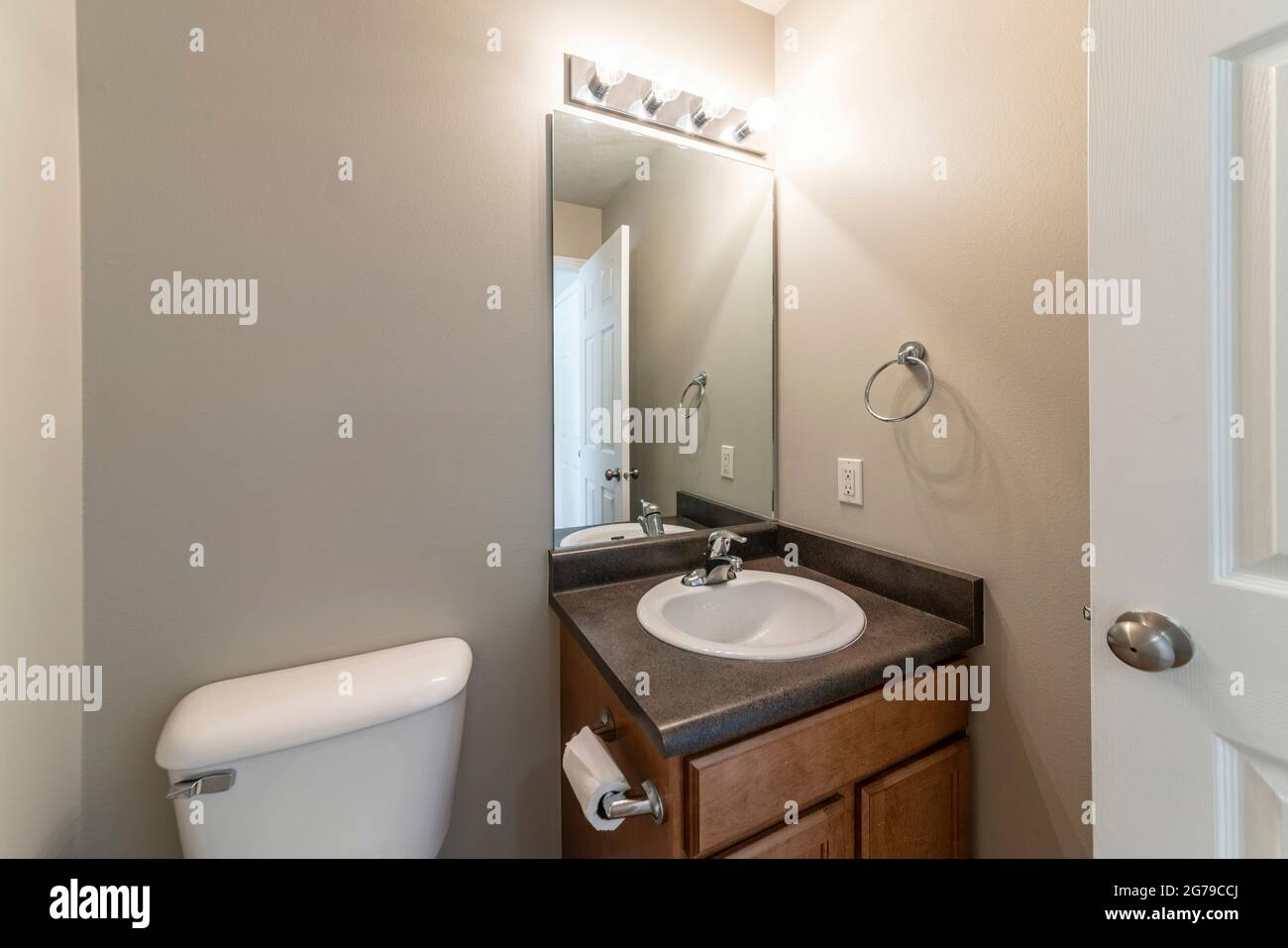 Piccolo spazio toilette con wc Bowl e lavabo vanity Foto Stock