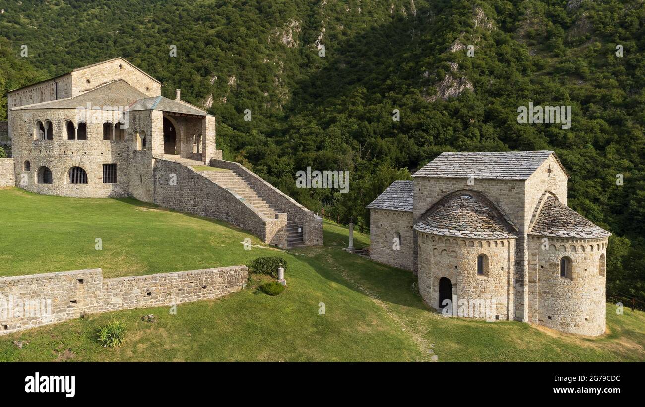 Abbazia di San Pietro al Monte in provincia di Lecco, complesso religioso medievale immerso nella natura Foto Stock