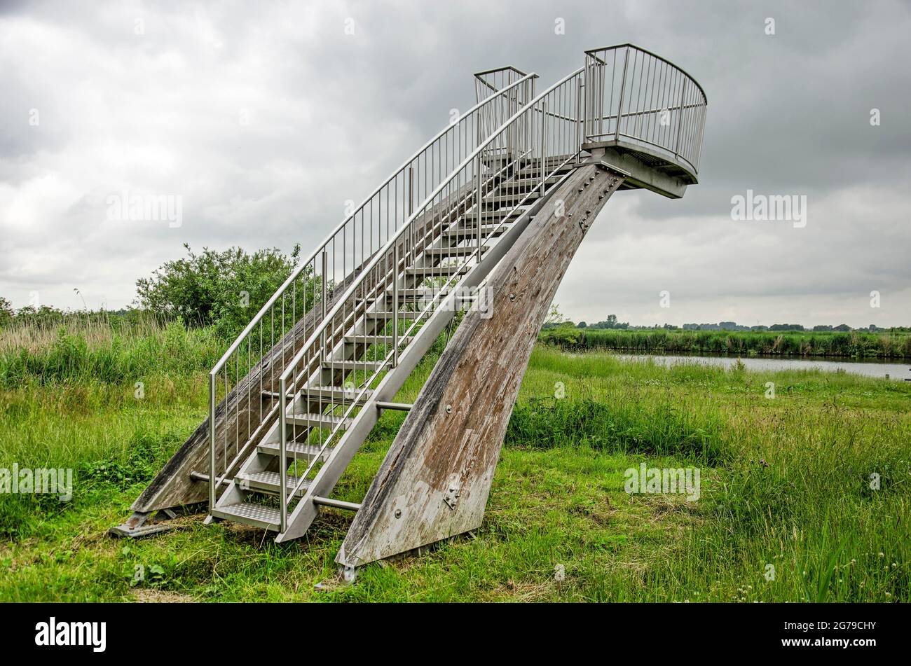 Maasland, Paesi Bassi, 11 luglio 2021: Piattaforma di osservazione progettata in legno e acciaio, affacciata sulla riserva naturale di Vlietlanden su un cl Foto Stock