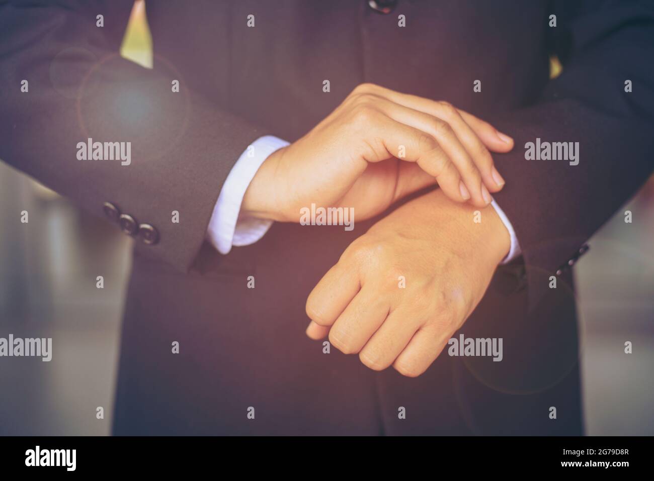 Elegante uomo d'affari vestire per conference.Close immagine di mani maschili. Bell'uomo vestito in moderno abito nero formale, camicia bianca e cravatta Get Foto Stock