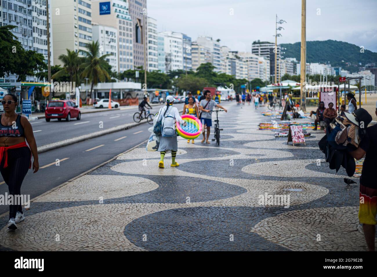Sul marciapiede della spiaggia di copacabana Foto Stock