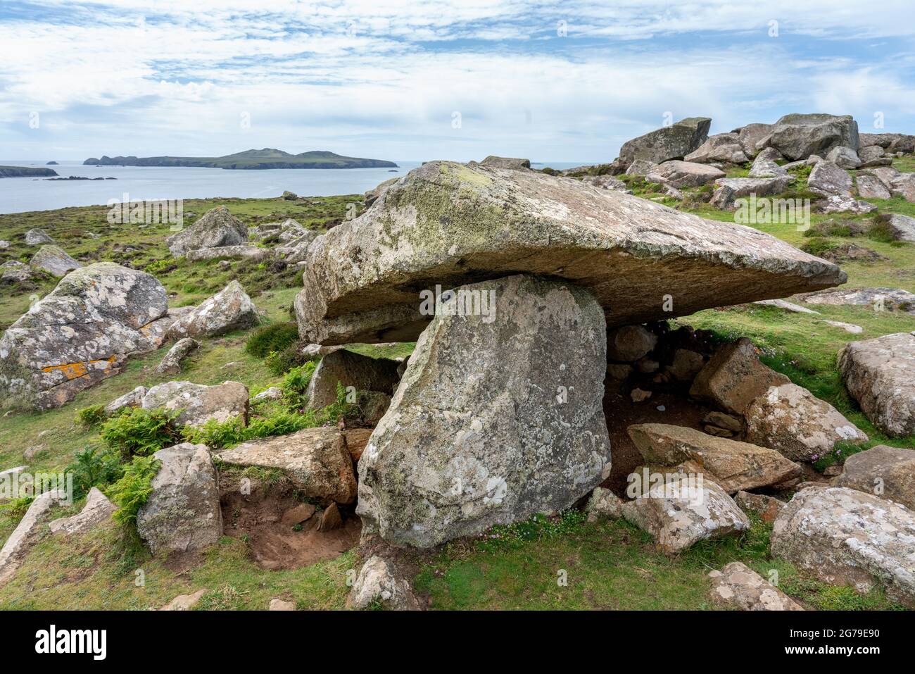 Coetan Arthur o Arthur's Quoit i resti di una camera di sepoltura neolitica sulla St David's Head a Pembrokeshire UK guardando verso Ramsey Island Foto Stock