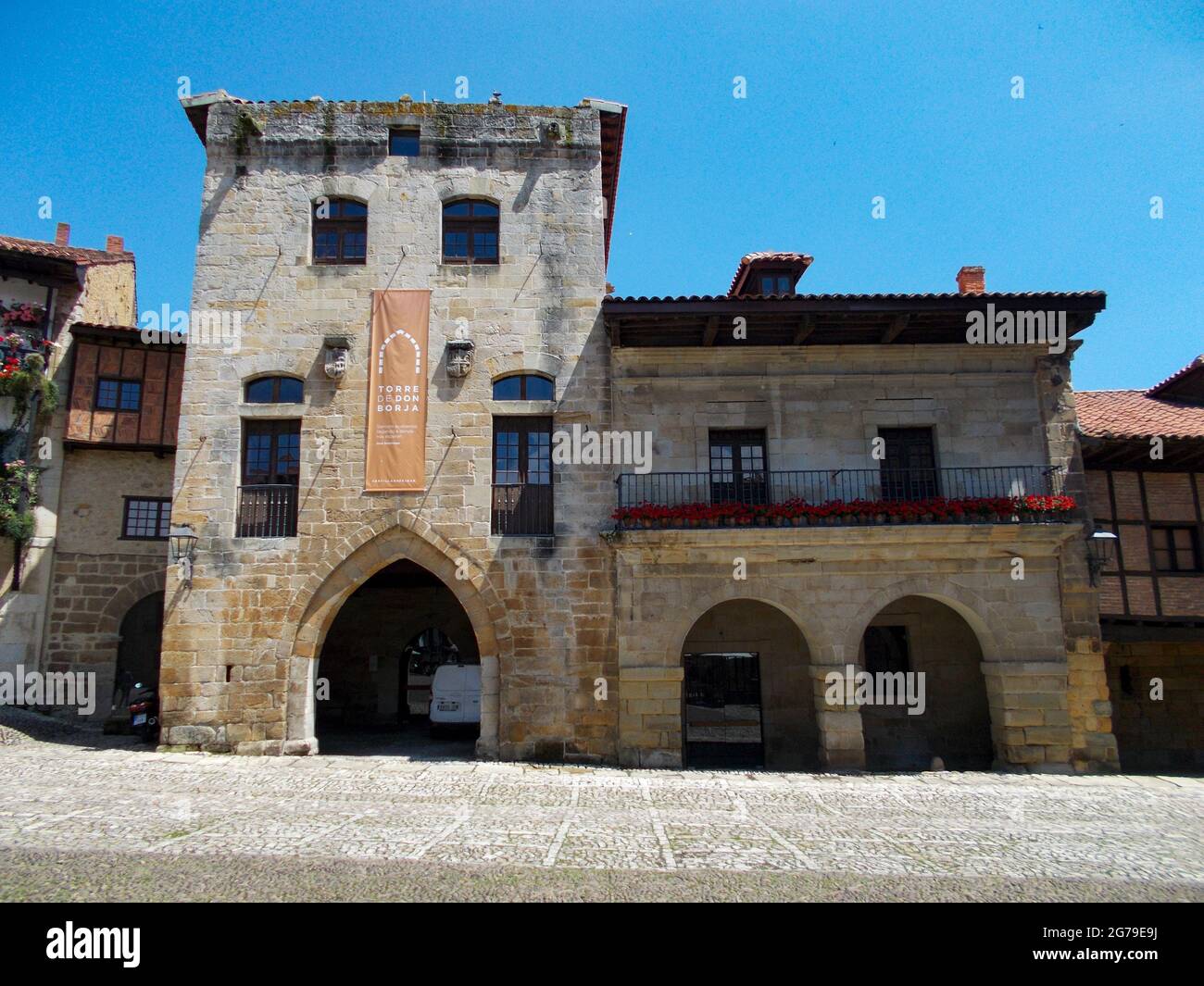 SANTILLANA DEL MAR, SPAGNA - 24 GIUGNO 2021. Pittoresco borgo medievale di Santillana de Mar, Cantabria, Spagna Foto Stock