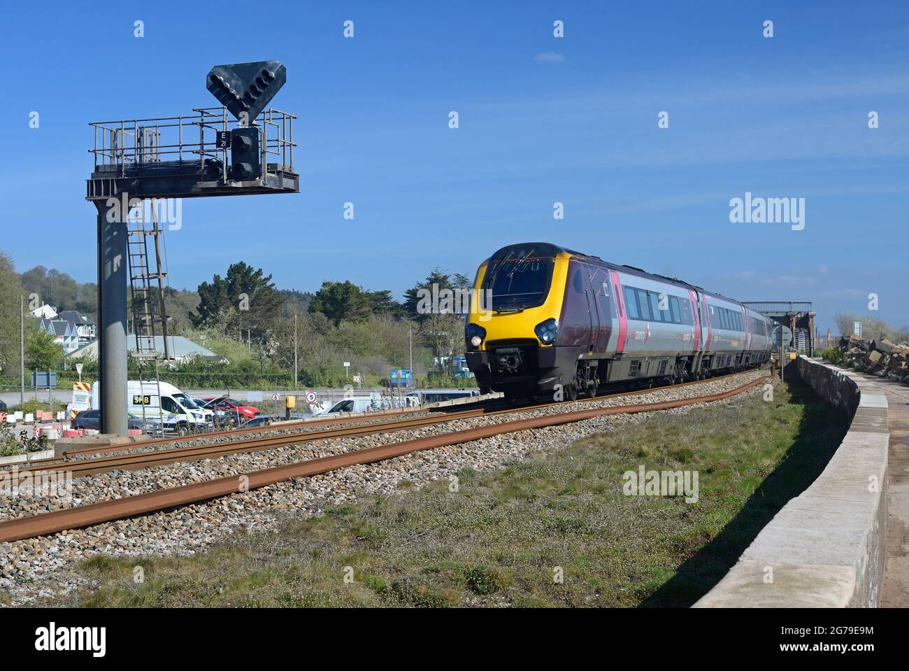 Cross Country Train 1V42 il 0610 Derby-Plymouth passando Dawlish Warren. 26th aprile 2021. Foto Stock