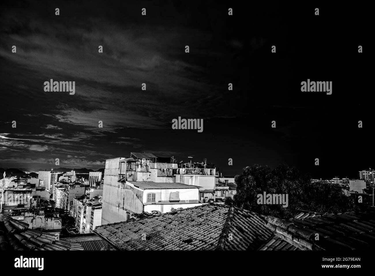 Favela Cantagalo a Rio de Janeiro. Gli edifici residenziali si sono annidati insieme su una collina, creando un modello di edifici colorati. Foto Stock