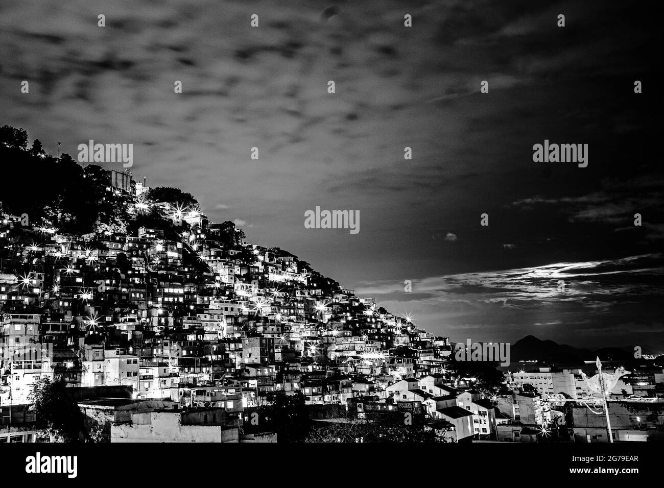 Favela Cantagalo a Rio de Janeiro. Gli edifici residenziali si sono annidati insieme su una collina, creando un modello di edifici colorati. Foto Stock