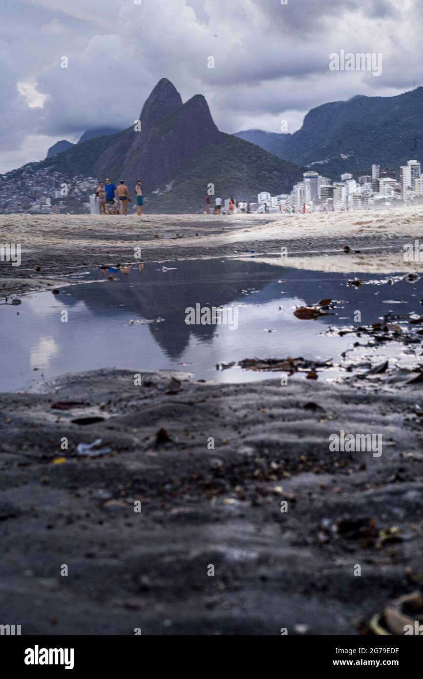 Grande puddle di acqua dopo la pioggia che riflette due fratelli montagna (Dois Irmaos) alla spiaggia di Ipanema/Leblon a Rio de Janeiro, Brasile. Leica M10 Foto Stock