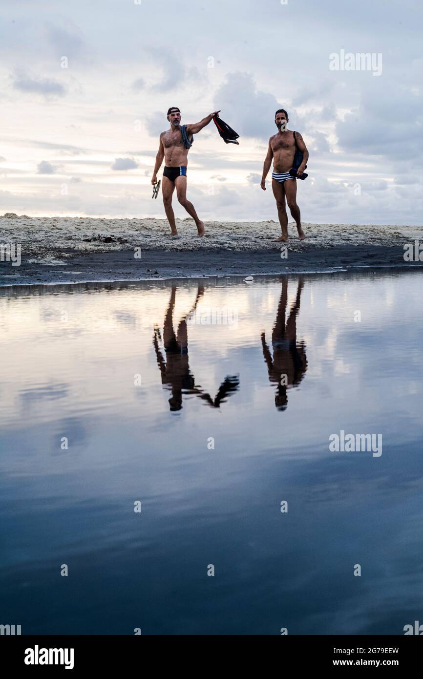 Due ragazzi alla spiaggia di Leblon a Rio de Janeiro di fronte a un pozze d'acqua Foto Stock