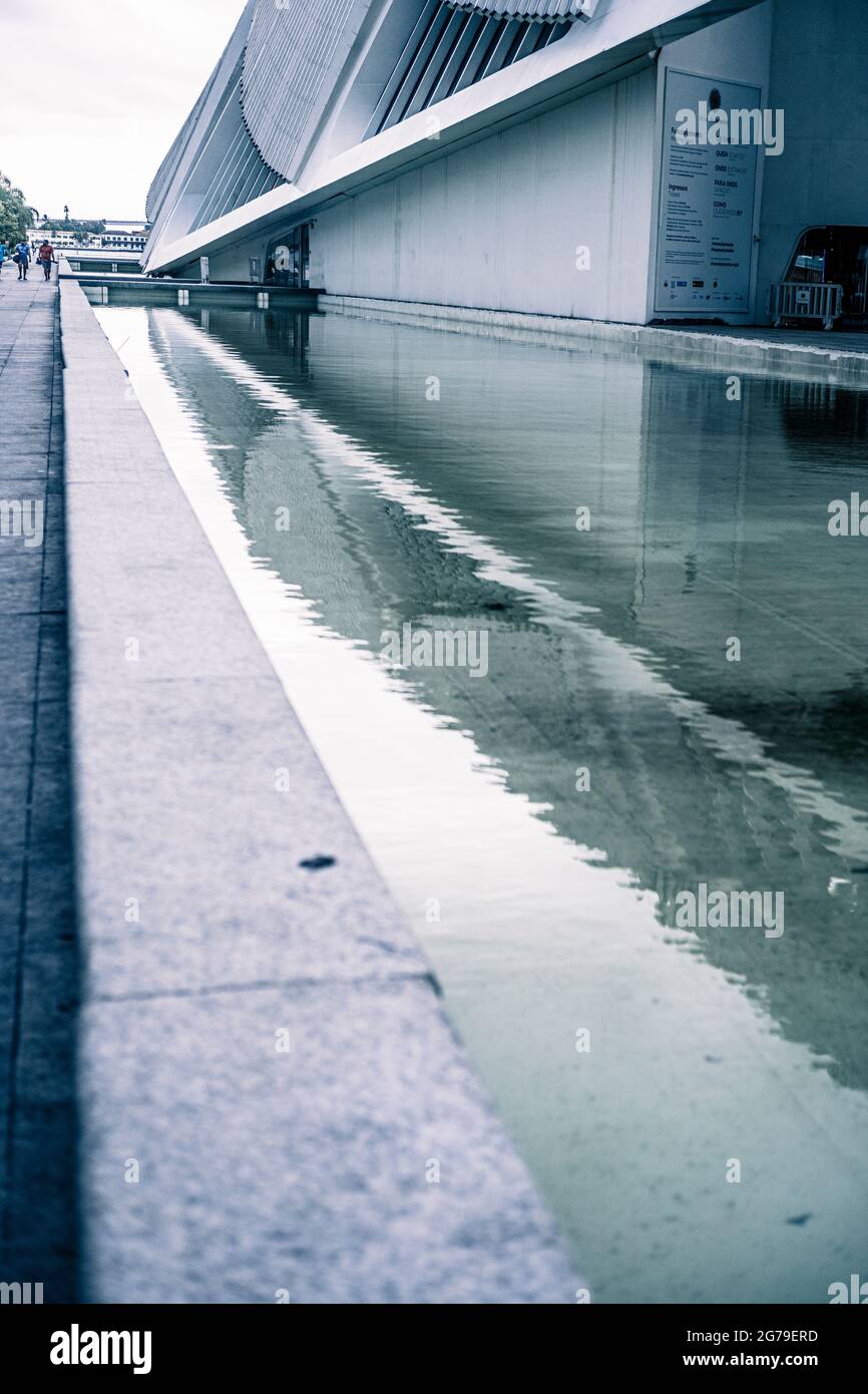 Vista del Museo del futuro (Museu do AmanhÃ£), progettato dall'architetto spagnolo Santiago Calatrava e situato al molo di Praa Mauá, Rio de Janeiro, Brasile. Un punto sul percorso della maratona per i Giochi Olimpici del 2016 Foto Stock