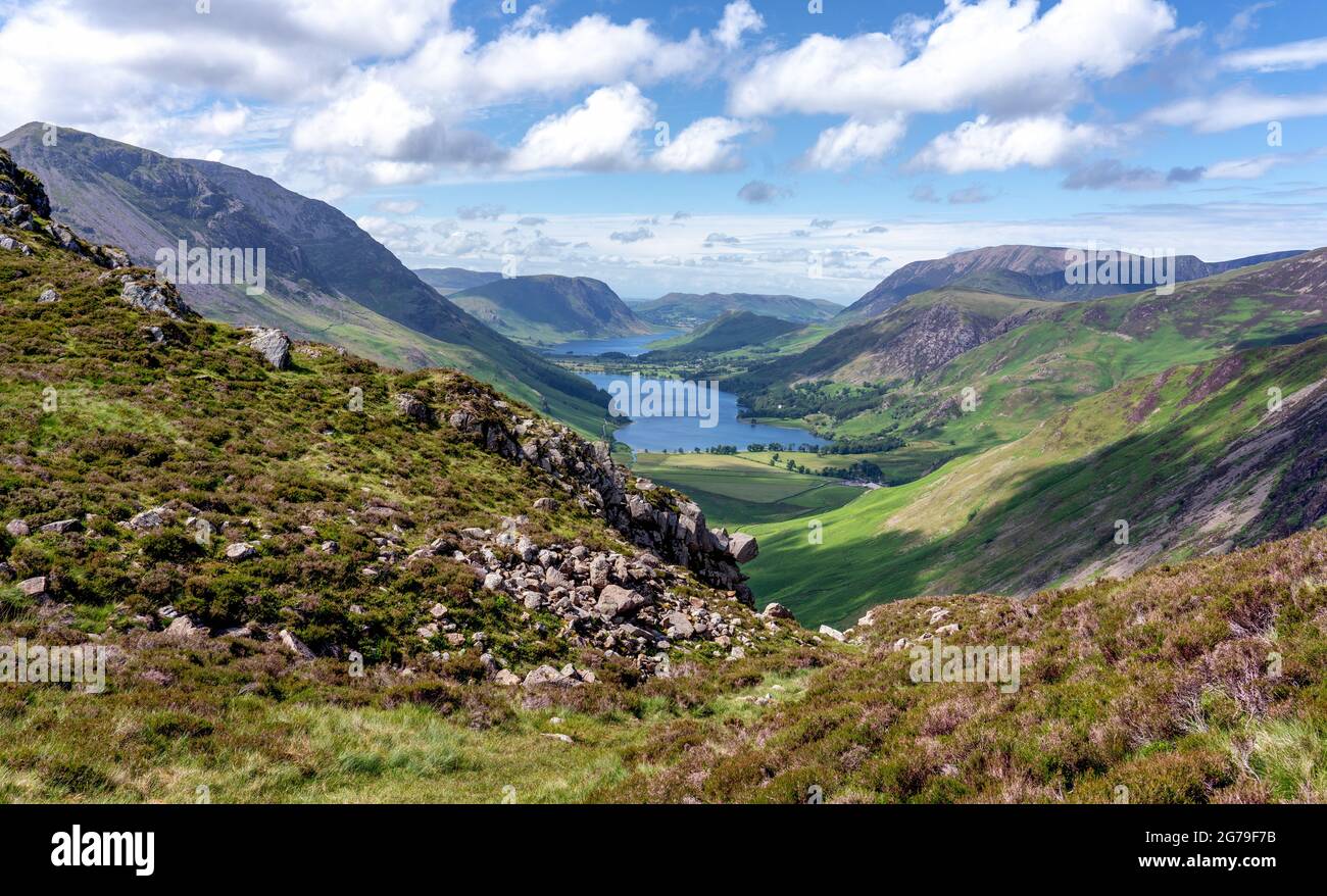 Buttermere e Crummock Water da Warnscale Beck sotto Haystack nel Lake District UK Foto Stock