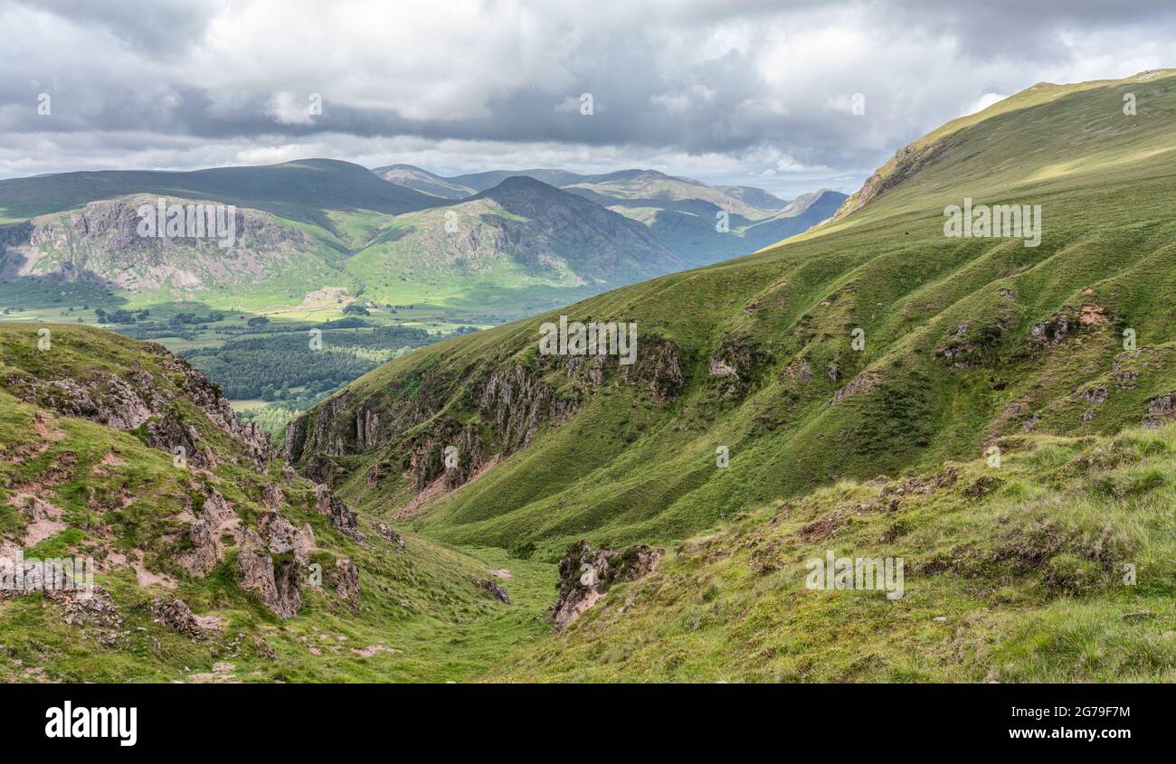 Vista da Greathall Gill e Whin Rigg sopra Wastwater sopra il Lake District centrale Cumberland Regno Unito Foto Stock