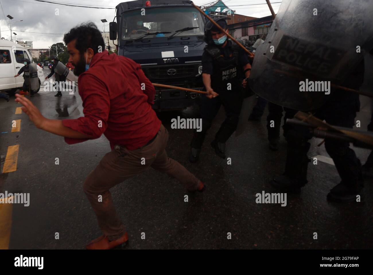 12 luglio 2021, Kathmandu, Nepal: Riot polizia carica verso un protestante durante una manifestazione di protesta contro capo di giustizia Cholendra Shumsher Rana, a Kathmandu, Nepal, 12 luglio 2021. La panchina costituzionale di Nepalâ€™s Supreme Courtâ€™guidata dal capo della giustizia Cholendra Shumsher Rana ha emesso una sentenza che afferma che la decisione del presidente Bidya Devi Bhanari di sciogliere la Camera su raccomandazione del primo ministro KP Sharma Oli era incostituzionale. E ha inoltre emesso un ordine provvisorio di reinsediamento della Camera dei rappresentanti. (Immagine di credito: © Dipen Shrestha/ZUMA Wire) Foto Stock