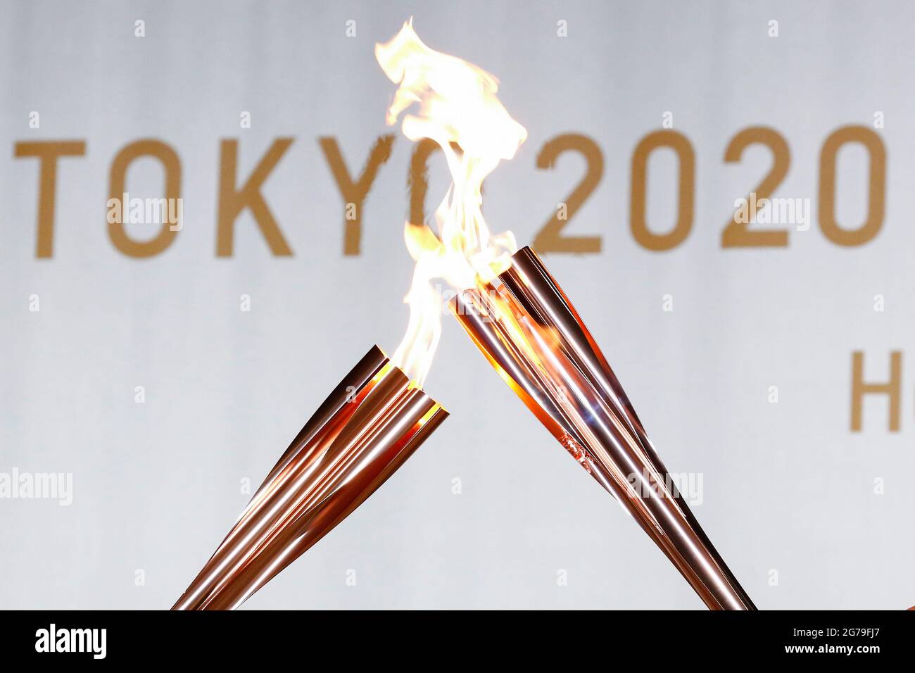 12 luglio 2021, Tokyo, Giappone: Le torce di fiamma olimpiche baciano durante un evento di relè di torcia olimpica di Tokyo 2020 per Hamura City al Giardino di fase di Tachikawa. Gli eventi relativi alla torcia sono iniziati a Tokyo il 9 luglio, meno di un mese prima dell'apertura dei Giochi Olimpici. (Immagine di credito: © Rodrigo Reyes Marin/ZUMA Wire) Foto Stock