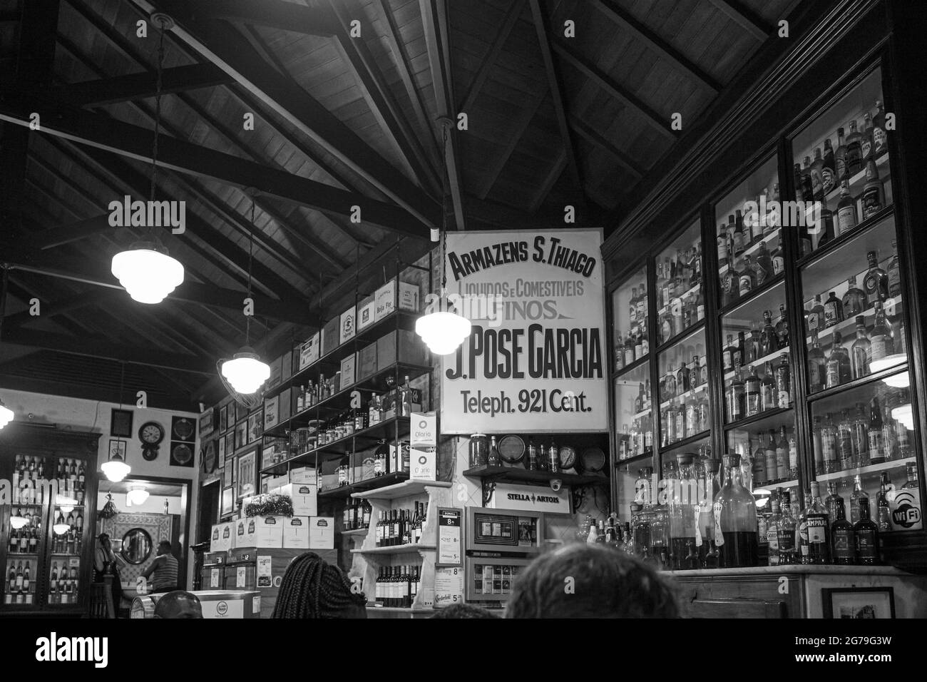 Festa autentica con la gente del posto Nelle Strade e bar di Santa Teresa, Rio de Janeiro, Brasile, in una calda estate. Scatto con Leica M10 Foto Stock