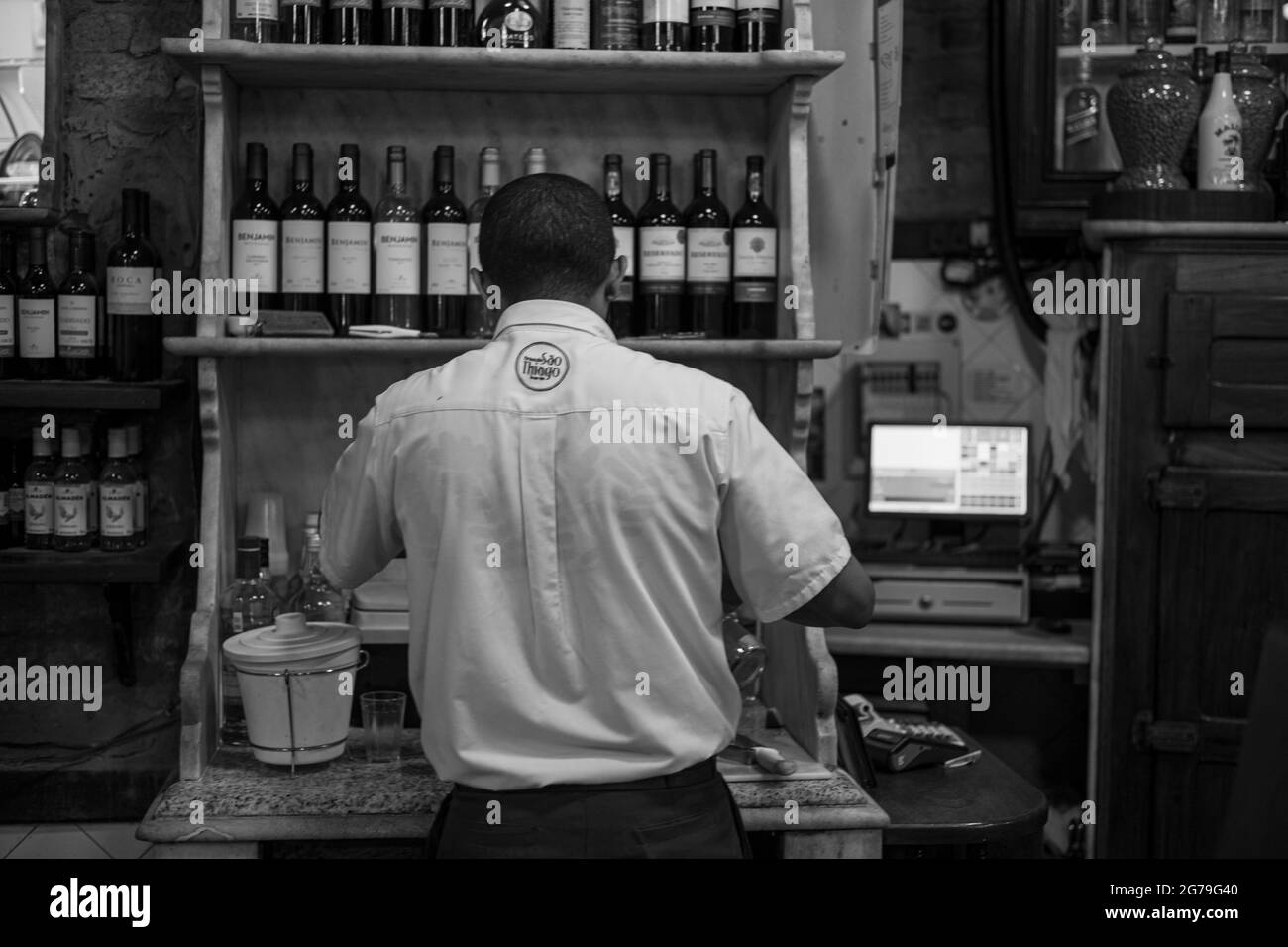 Festa autentica con la gente del posto Nelle Strade e bar di Santa Teresa, Rio de Janeiro, Brasile, in una calda estate. Scatto con Leica M10 Foto Stock