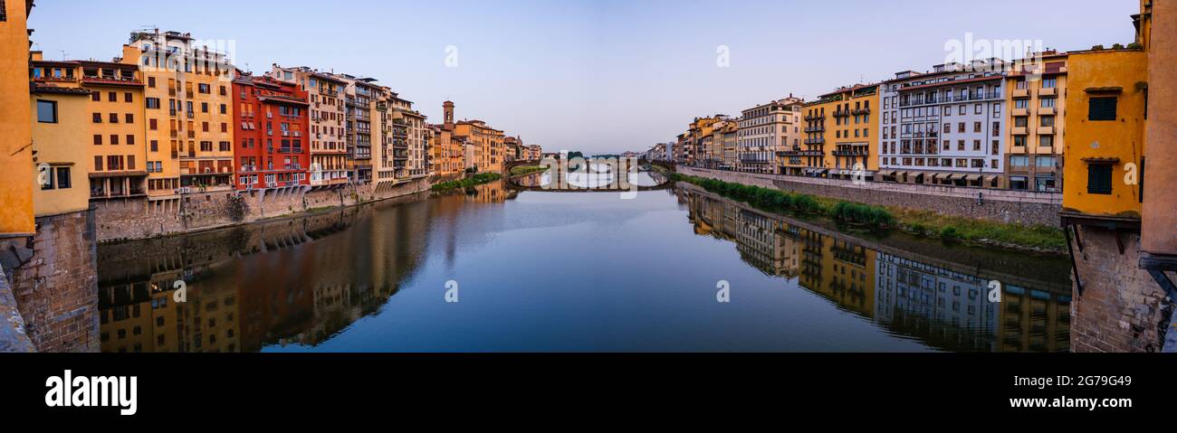 Vista panoramica delle case colorate sulle rive del fiume arno. Firenze Italia. Architettura e brigate, acqua limpida. Tramonto al mattino. Toscana Foto Stock